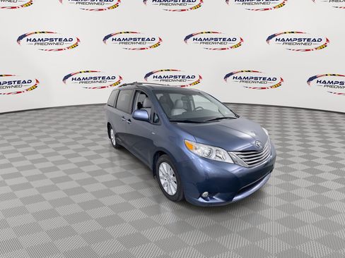 Used 2017 Toyota Sienna XLE Premium AWD/4WD image 2