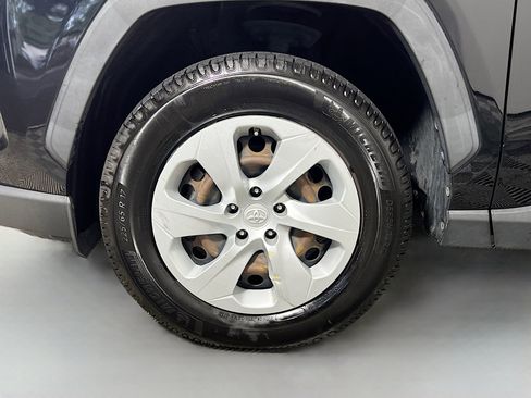Used 2021 Toyota RAV4 LE FWD image 14