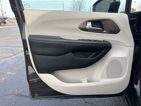 Used 2017 Chrysler Pacifica Touring-L image 22