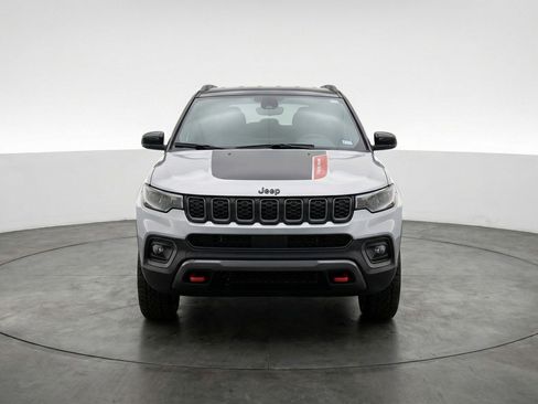 Used 2025 Jeep Compass Trailhawk AWD/4WD image 2