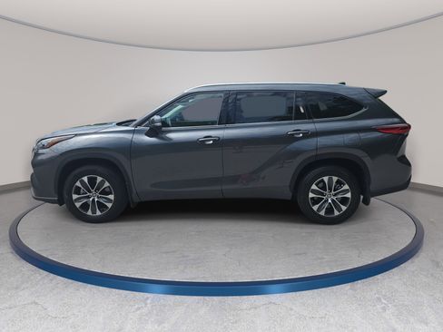 Used 2020 Toyota Highlander XLE AWD/4WD image 8