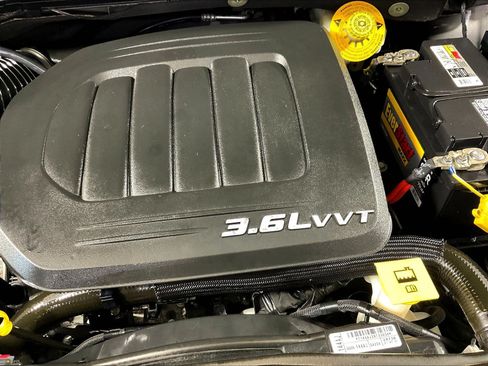 Used 2014 Chrysler Town & Country S FWD image 31