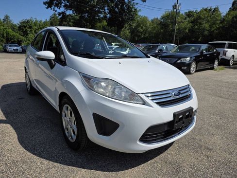Used 2013 Ford Fiesta SE w/ Super Fuel Economy Pkg FWD image 9