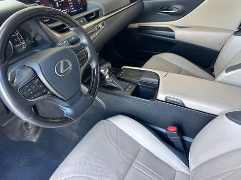 Used 2019 Lexus ES 300h w/ Accessory Package FWD image 4
