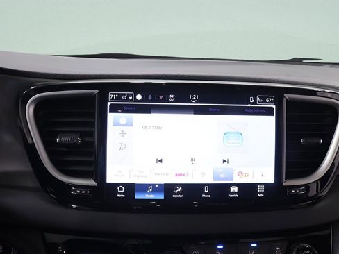 Used 2025 Chrysler Pacifica Select image 10