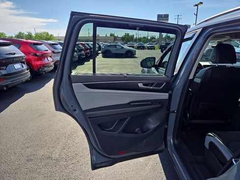 Used 2025 Volkswagen Atlas Peak Edition SE AWD/4WD image 13