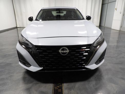 Used 2023 Nissan Altima 2.5 SR w/ SR Premium Package FWD image 3