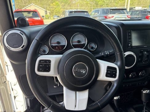Used 2014 Jeep Wrangler Unlimited Sahara AWD/4WD image 15