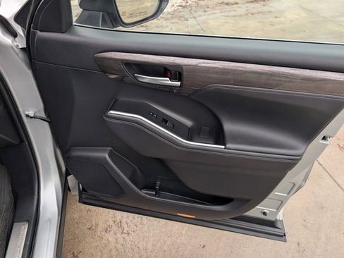 Used 2023 Toyota Highlander Limited image 32