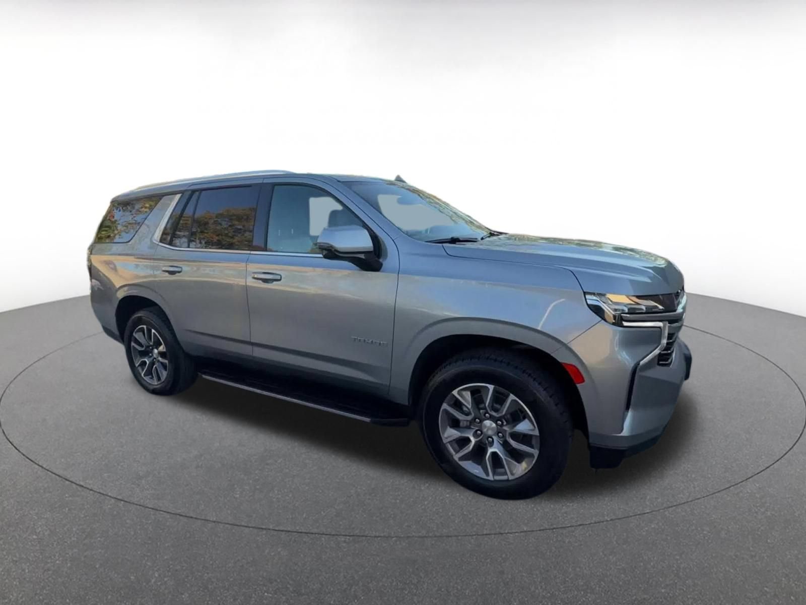 Used 2024 Chevrolet Tahoe LT w/ Luxury Package RWD image 2