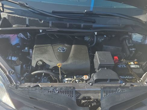 Used 2020 Toyota Sienna L image 18