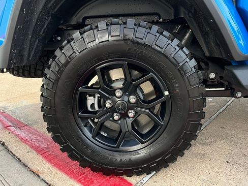 Used 2025 Jeep Gladiator Sport image 9