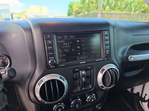 Used 2016 Jeep Wrangler Unlimited Rubicon AWD/4WD image 21