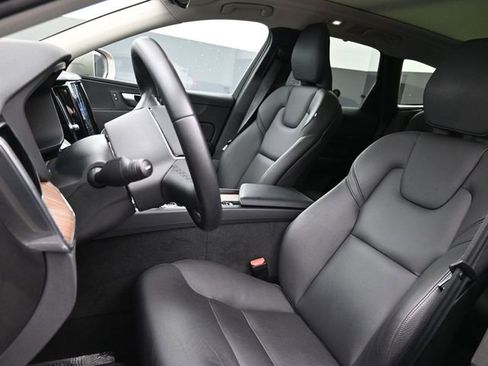 Used 2023 Volvo XC60 B5 Plus w/ Protection Package Premier image 9