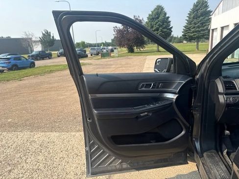 Used 2018 Ford Explorer XLT w/ Equipment Group 202A AWD/4WD image 22