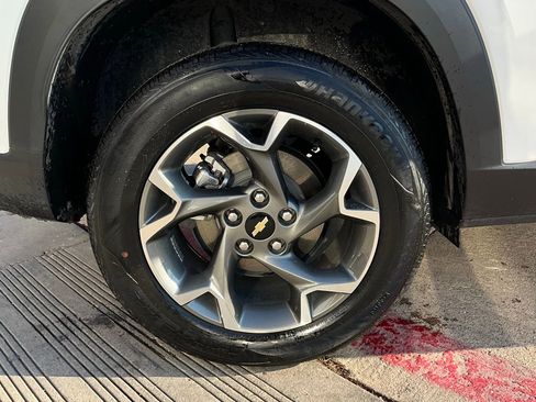 Used 2025 Chevrolet Trax LT image 9