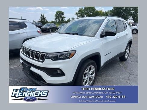 Used 2024 Jeep Compass Latitude AWD/4WD image 1