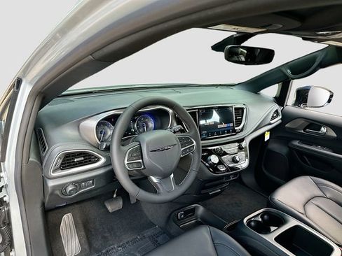 New 2026 Chrysler Pacifica Select image 10
