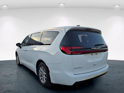 Used 2024 Chrysler Pacifica Touring-L FWD image 19