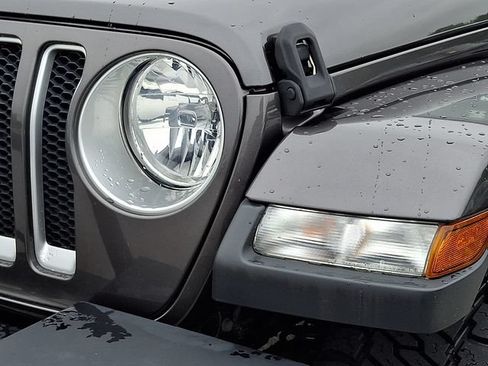 Used 2018 Jeep Wrangler Unlimited Sahara AWD/4WD image 9