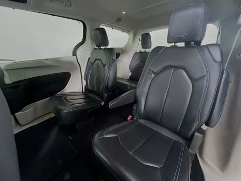 Used 2021 Chrysler Pacifica Touring-L w/ Premium & Safety Sphere Group FWD image 25