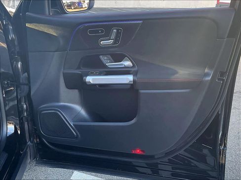 Used 2021 Mercedes-Benz GLB 250 4MATIC image 25