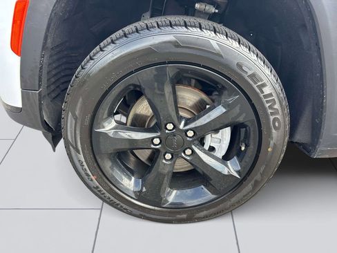 Used 2023 Jeep Grand Cherokee L Laredo image 7