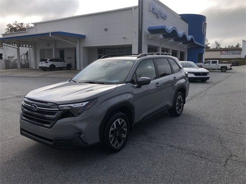 Used 2025 Subaru Forester Premium image 4