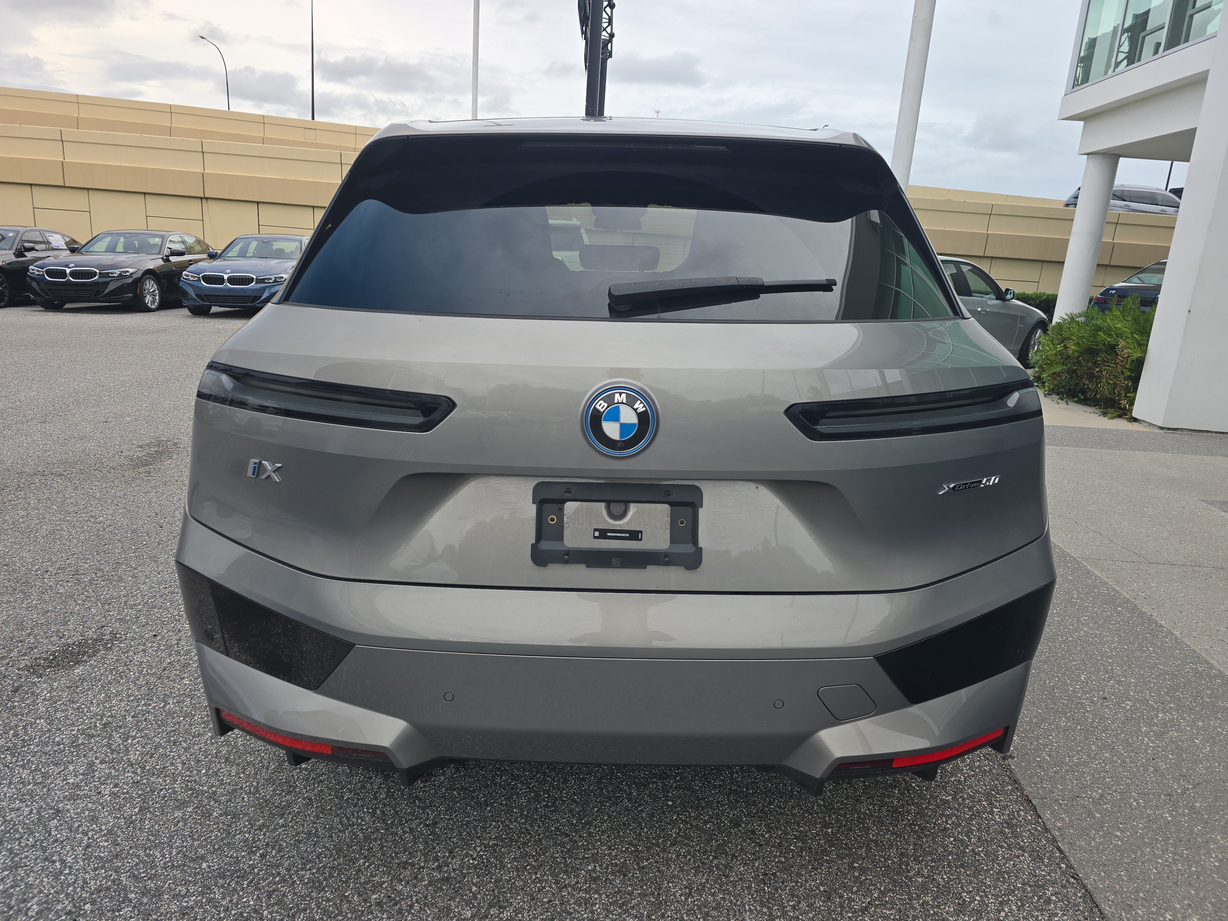 Used 2025 BMW iX xDrive50 w/ Premium Package AWD/4WD image 4