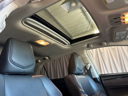 Used 2018 Toyota Corolla SE w/ Carpet Mat Package (TMS) FWD image 19
