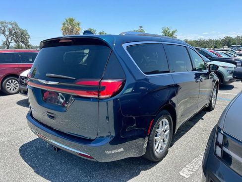 Used 2021 Chrysler Pacifica Touring-L w/ Uconnect Theater Family Group FWD image 2