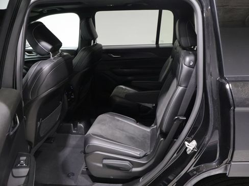 Used 2024 Jeep Grand Cherokee L Altitude AWD/4WD image 18