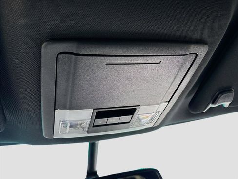 Used 2018 Ford Explorer XLT w/ Equipment Group 202A image 25