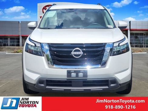 Used 2025 Nissan Pathfinder SV AWD/4WD image 3