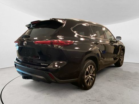 Used 2022 Toyota Highlander XLE AWD/4WD image 5