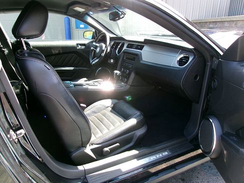 Used 2010 Ford Mustang GT Premium RWD image 9