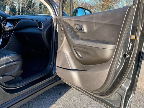 Used 2019 Chevrolet Trax LT w/ LT Convenience Package image 22