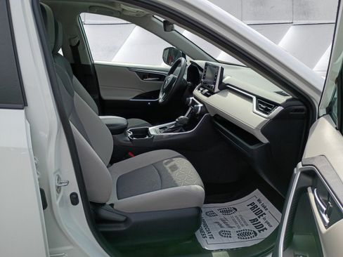Used 2019 Toyota RAV4 XLE AWD/4WD image 16