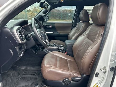 Used 2017 Toyota Tacoma Limited w/ Tow Package image 19