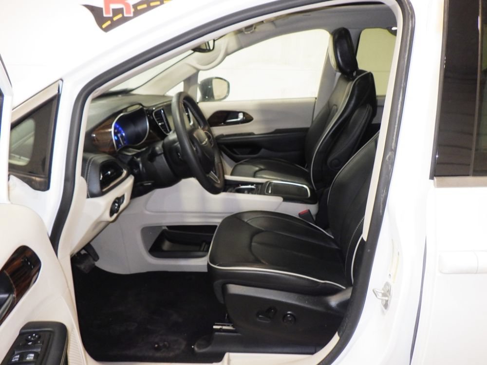 Used 2024 Chrysler Pacifica Limited FWD image 8