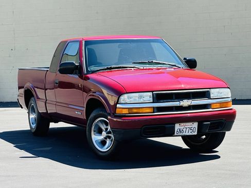 Used 2002 Chevrolet S10 Pickup LS w/ LS Preferred Equipment Group RWD image 1