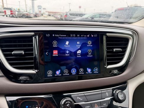 Used 2017 Chrysler Pacifica Touring-L FWD image 36
