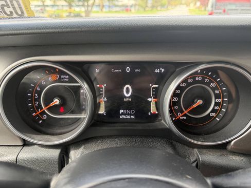 Used 2018 Jeep Wrangler Unlimited Sahara AWD/4WD image 11