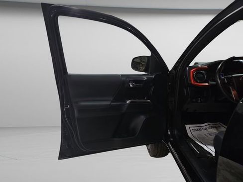 Used 2018 Toyota Tacoma TRD Sport image 27