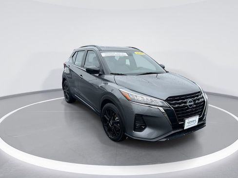 Used 2023 Nissan Kicks SR w/ SR Premium Package FWD image 2