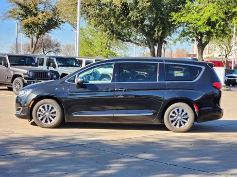 Certified 2020 Chrysler Pacifica Limited w/ Advanced Safetytec Group image 4