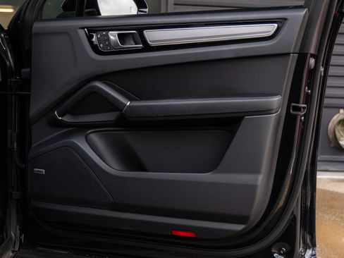 Certified 2023 Porsche Cayenne Platinum Edition AWD/4WD image 44