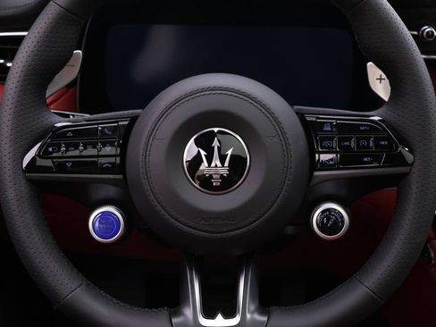 Used 2025 Maserati Grecale Folgore image 13