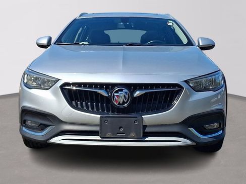 Used 2018 Buick Regal Essence w/ Sights and Sounds Package AWD/4WD image 2
