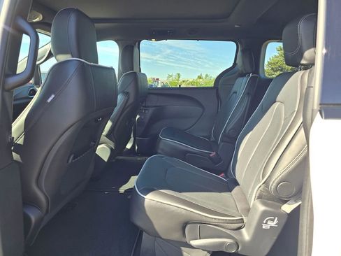New 2027 Chrysler Pacifica Limited AWD/4WD image 12